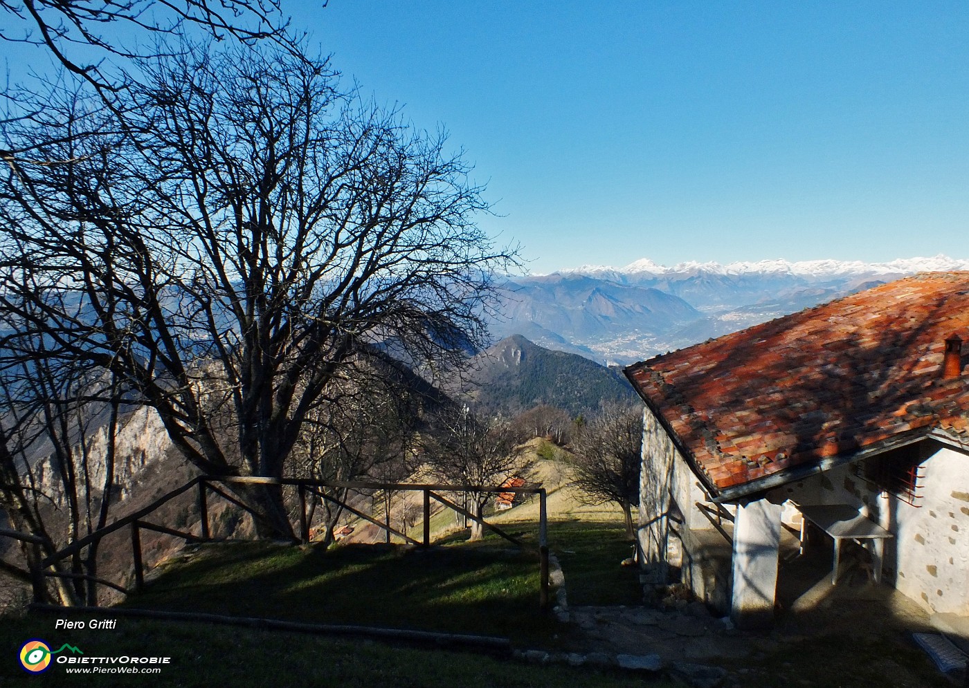 23 Uscendo dal bosco il panorama si apre....JPG